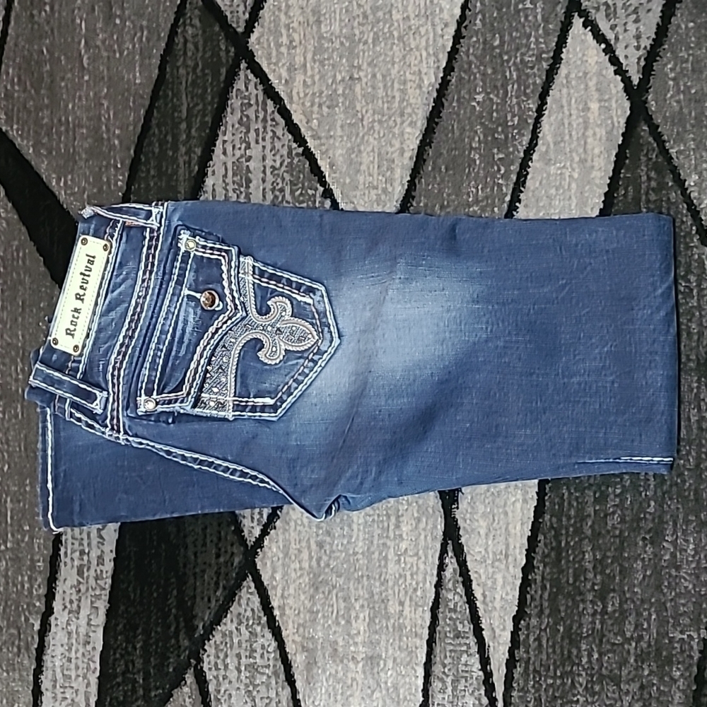 ROCK REVIVAL AVERY EMBROIDERED STUDDED RHINESTONES STRAIGHT DENIM JEAN